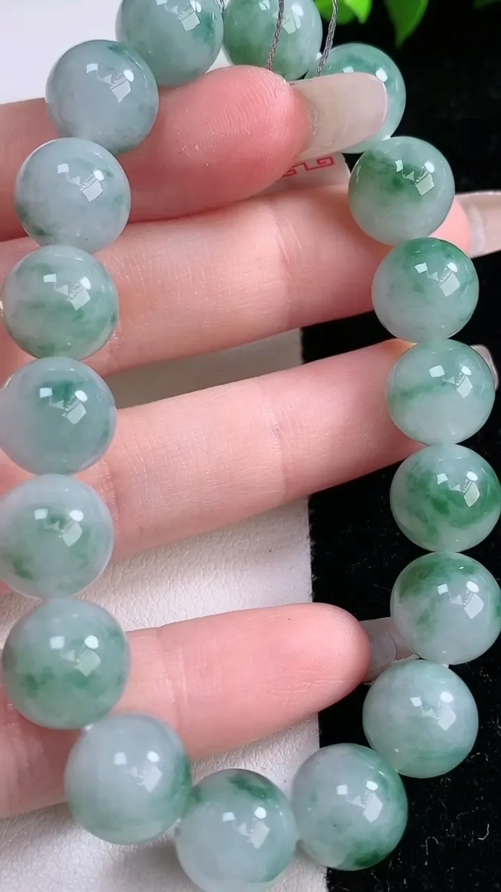 天然A货翡翠飘花圆珠手串，尺寸10.8-18颗，重量:41.86g1月29日
工厂直销收藏佳品,种好