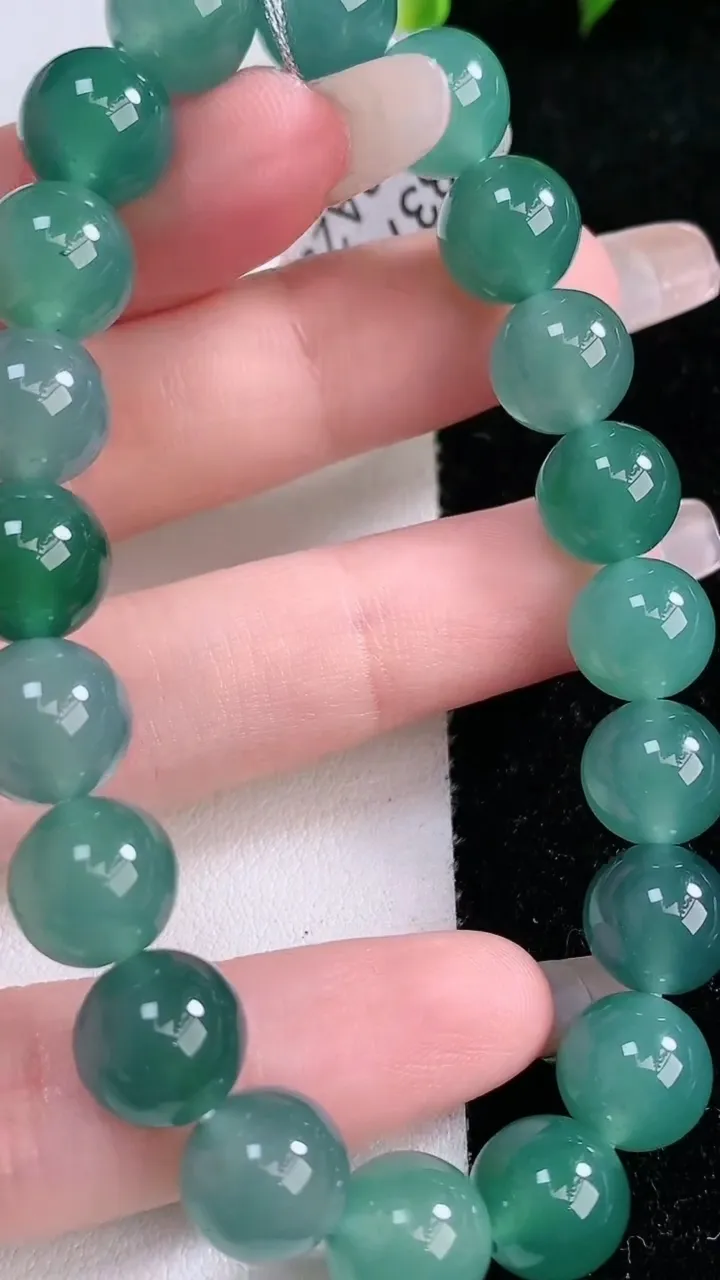 天然A货翡翠圆珠手串，尺寸9.6-20颗，重量:32.84g1月29日
工厂直销收藏佳品,种好水足，