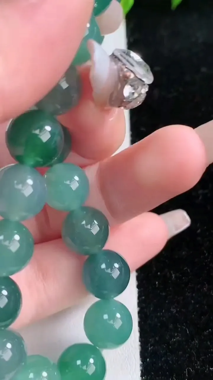 天然A货翡翠圆珠手串，尺寸9.6-20颗，重量:32.84g1月29日
工厂直销收藏佳品,种好水足，色泽均匀，有种有色，上手高大气！