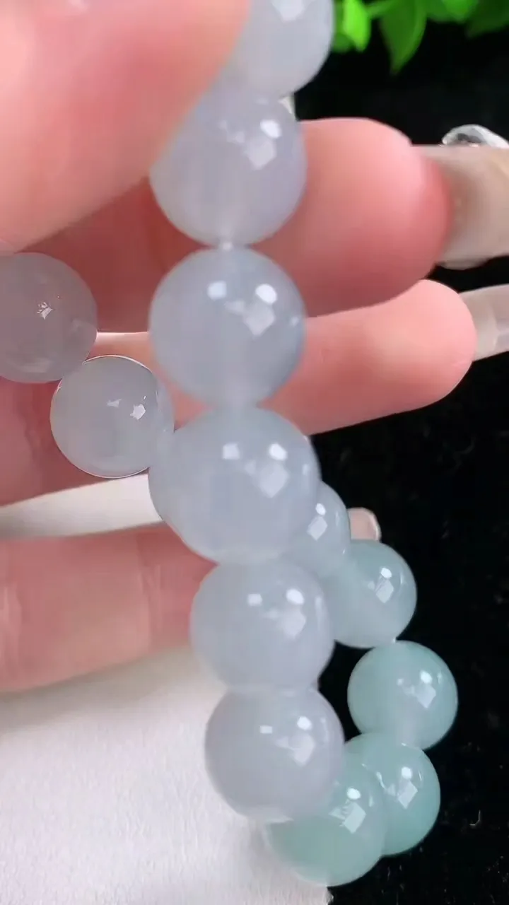 天然A货翡翠圆珠手串，尺寸11.3-18颗，重量:45.31g1月29日
工厂直销收藏佳品,种好水足，色泽均匀，有种有色，上手高大气！