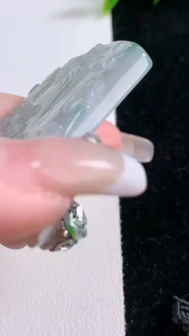 天然A货翡翠牌吊坠，尺寸64.7-42-5.4，重量:39.04g
1月29日