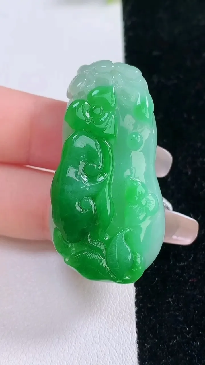 天然A货翡翠福瓜吊坠，尺寸44.4-23.8-12，重量:27.24g
1月29日