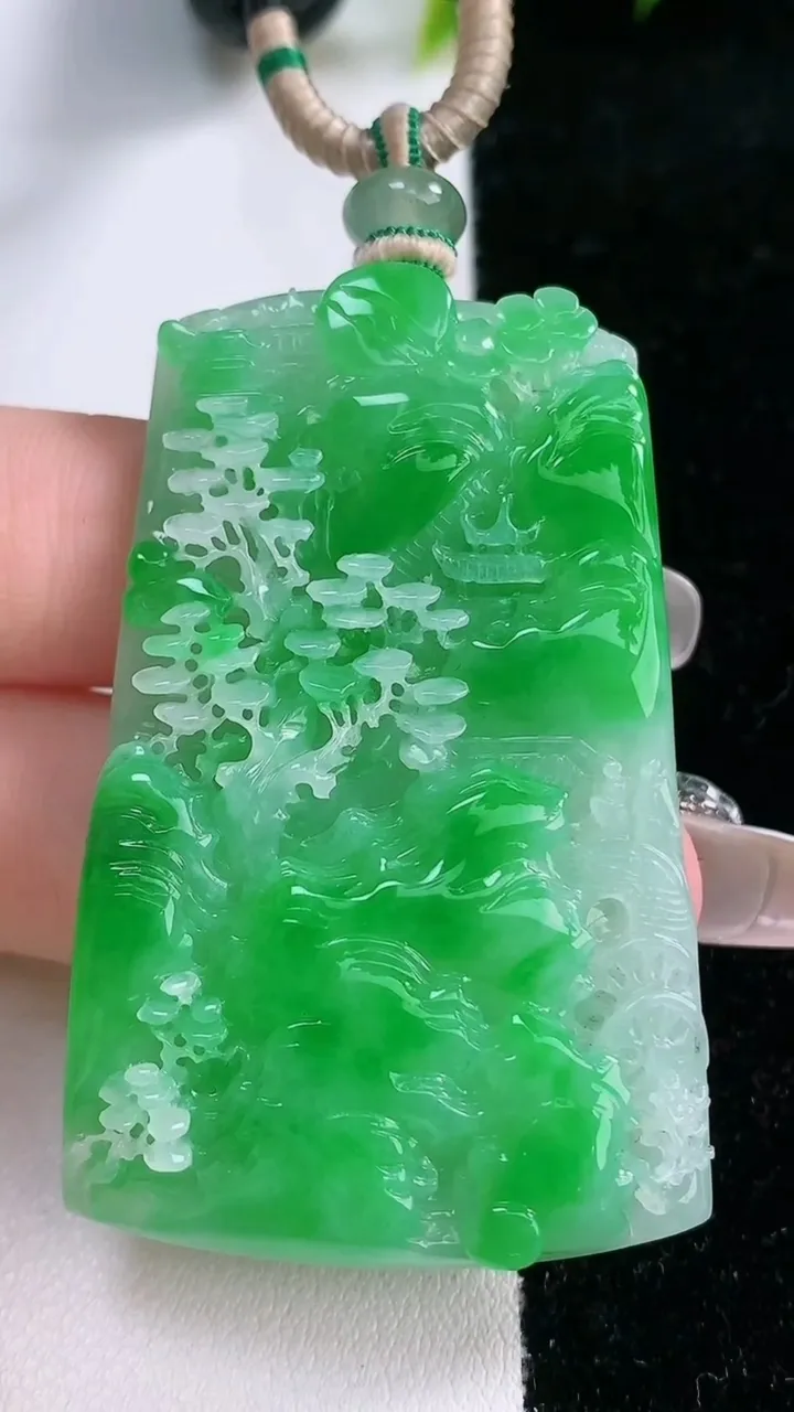 天然A货翡翠山水牌吊坠，尺寸54-31.7-7.8，重量:37.54g
1月29日