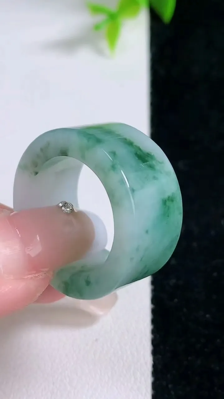 天然A货翡翠飘花指环扳指，尺寸19.2-12.2-4.2，重量:12.97g2026年1月29日
工厂直销收藏佳品,种好水足，色泽均匀，有种有色，上手高大气！