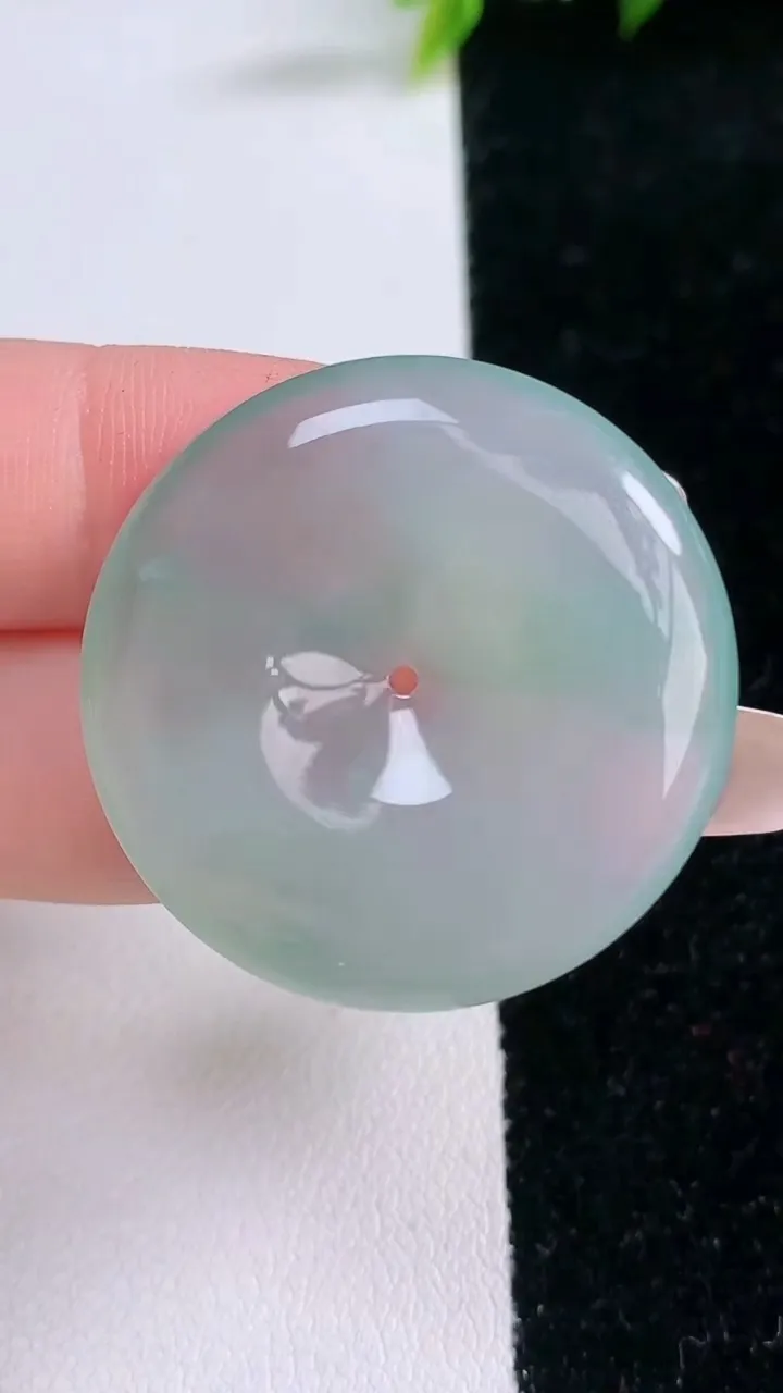 天然A货翡翠平安扣吊坠，尺寸32.8-6，重量:13.92g
1月29日