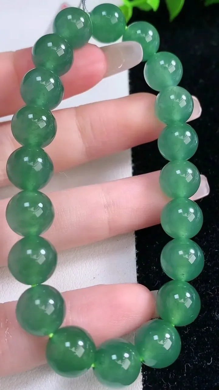 天然A货翡翠圆珠手串，尺寸10-20颗，重量:33.77g1月29日
工厂直销收藏佳品,种好水足，色泽均匀，有种有色，上手高大气！
