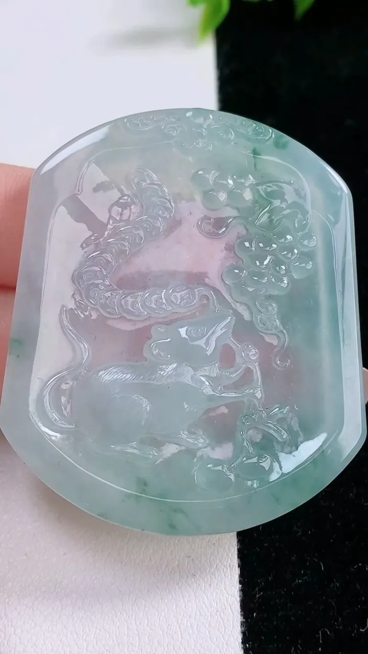 天然A货翡翠种飘花生肖鼠吊坠，尺寸53-44.6-5.4，重量:28.04g
1月29日