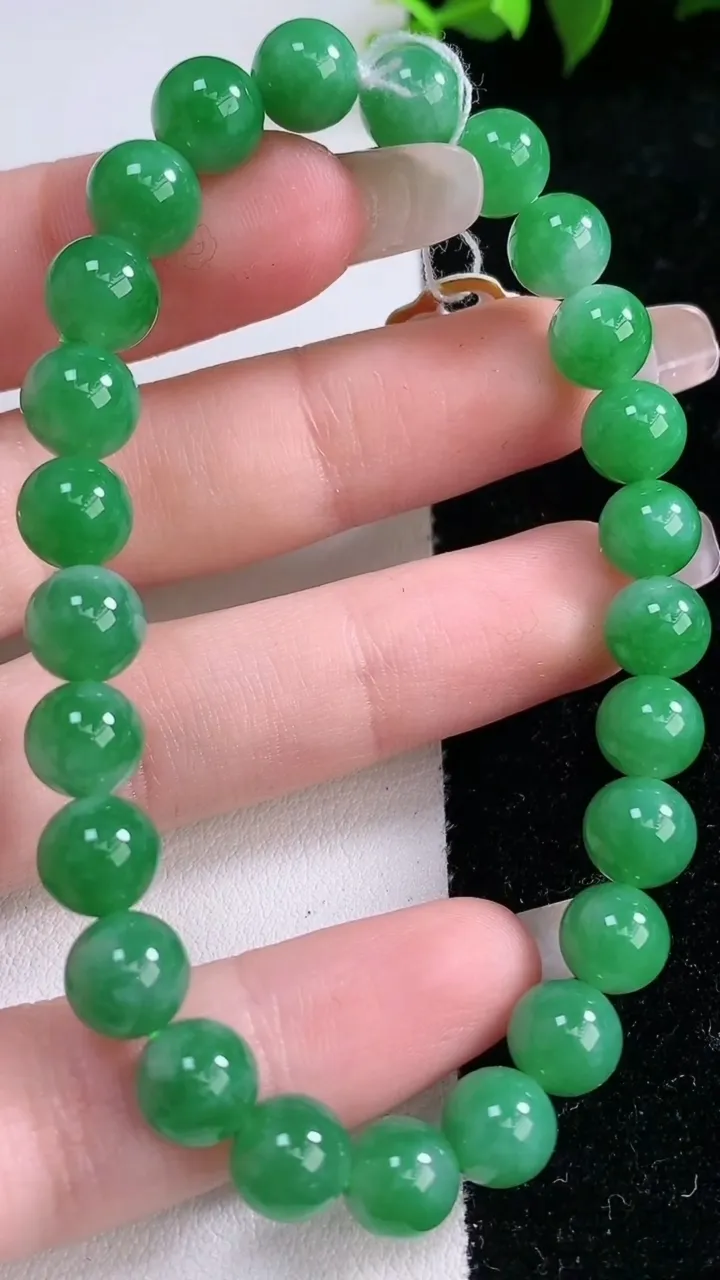 天然A货翡翠圆珠手串，尺寸7.5-25颗，重量:18.84g1月29日
工厂直销收藏佳品,种好水足，色泽均匀，有种有色，上手高大气！