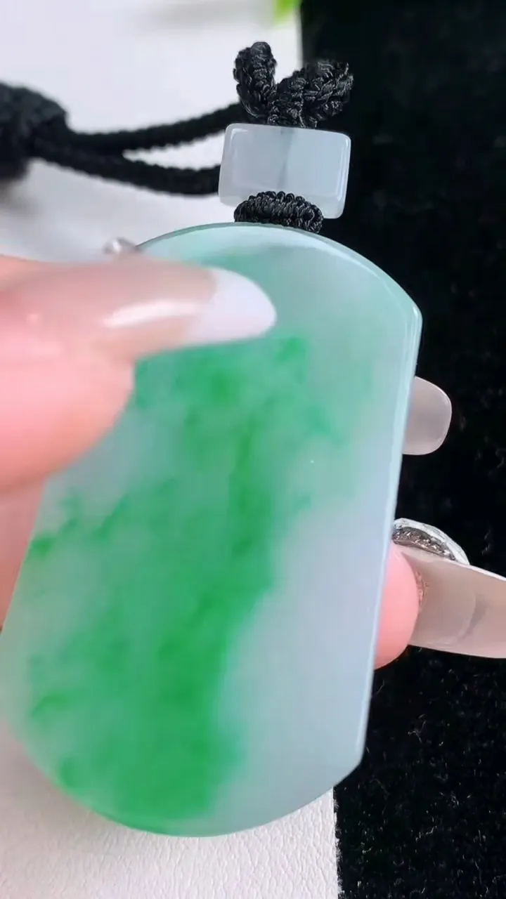 天然A货翡翠无事牌吊坠，尺寸47.6-28.5-3.6，重量:18.86g
1月29日