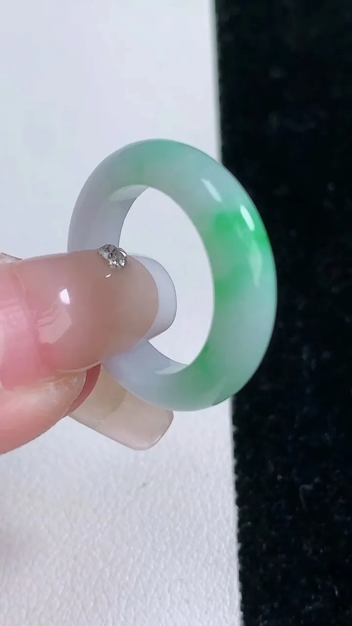 天然A货翡翠指环戒指，尺寸17.2-5-3.6，重量:3.70g2026年1月29日
工厂直销收藏佳