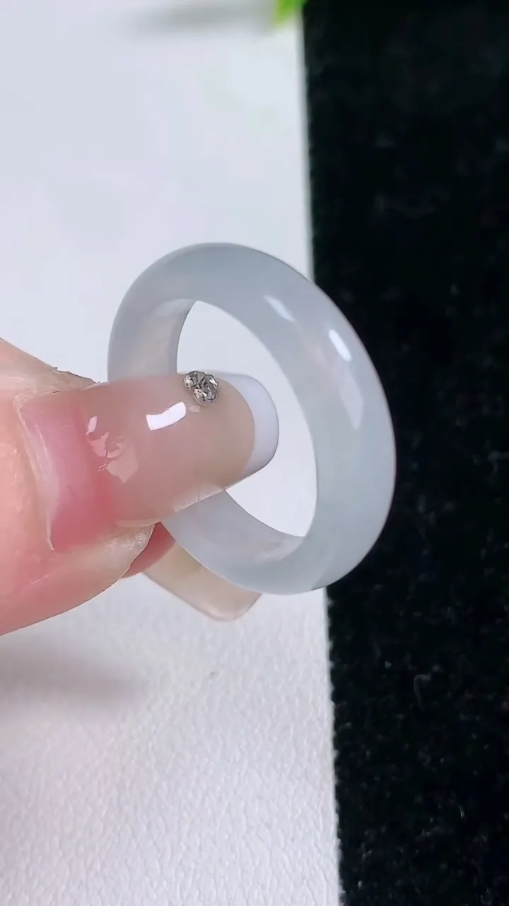 天然A货翡翠指环戒指，尺寸20-5.7-3，重量:3.89g2026年1月29日
工厂直销收藏佳品,种好水足，色泽均匀，有种有色，上手高大气！