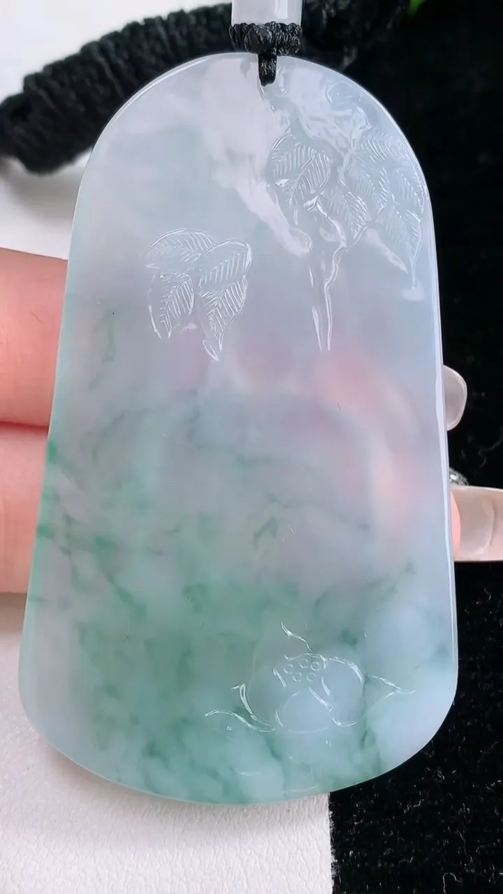 天然A货翡翠种飘花观音菩萨吊坠，尺寸65.5-36-4.5，重量:33.05g
1月29日