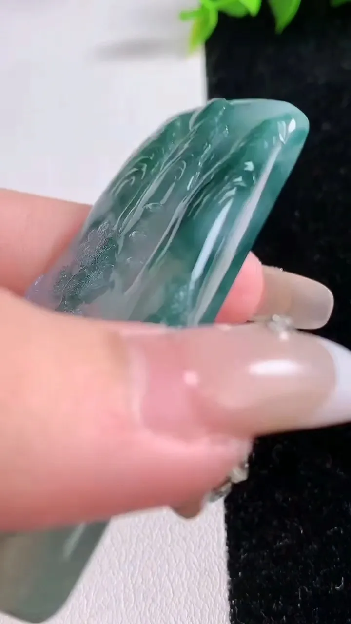 天然A货翡翠牌吊坠，尺寸63.7-40-5，重量:34.22g
1月29日