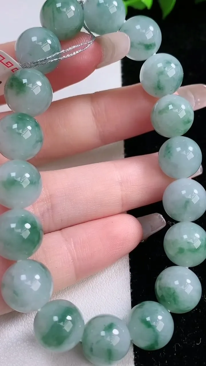 天然A货翡翠飘花圆珠手串，尺寸10.8-18颗，重量:41.86g1月29日
工厂直销收藏佳品,种好水足，色泽均匀，有种有色，上手高大气！
