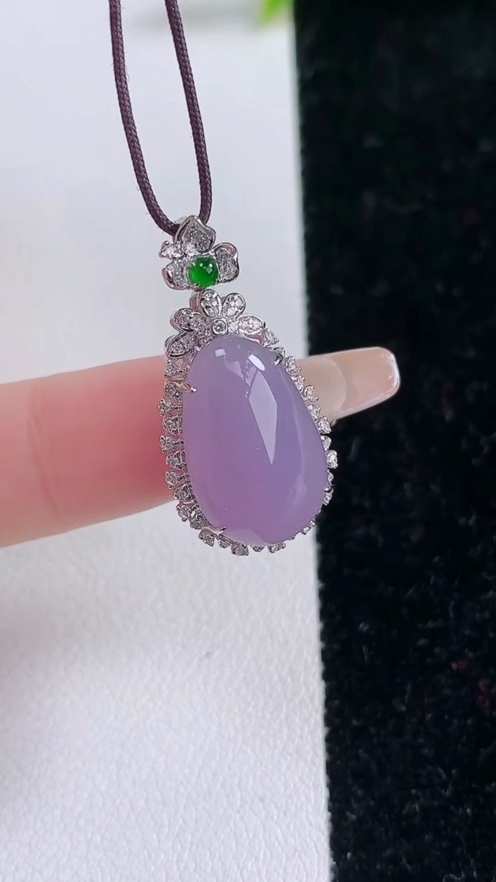 天然A货翡翠18K金紫罗兰福瓜吊坠，尺寸27-13.7-8.5
1月29日