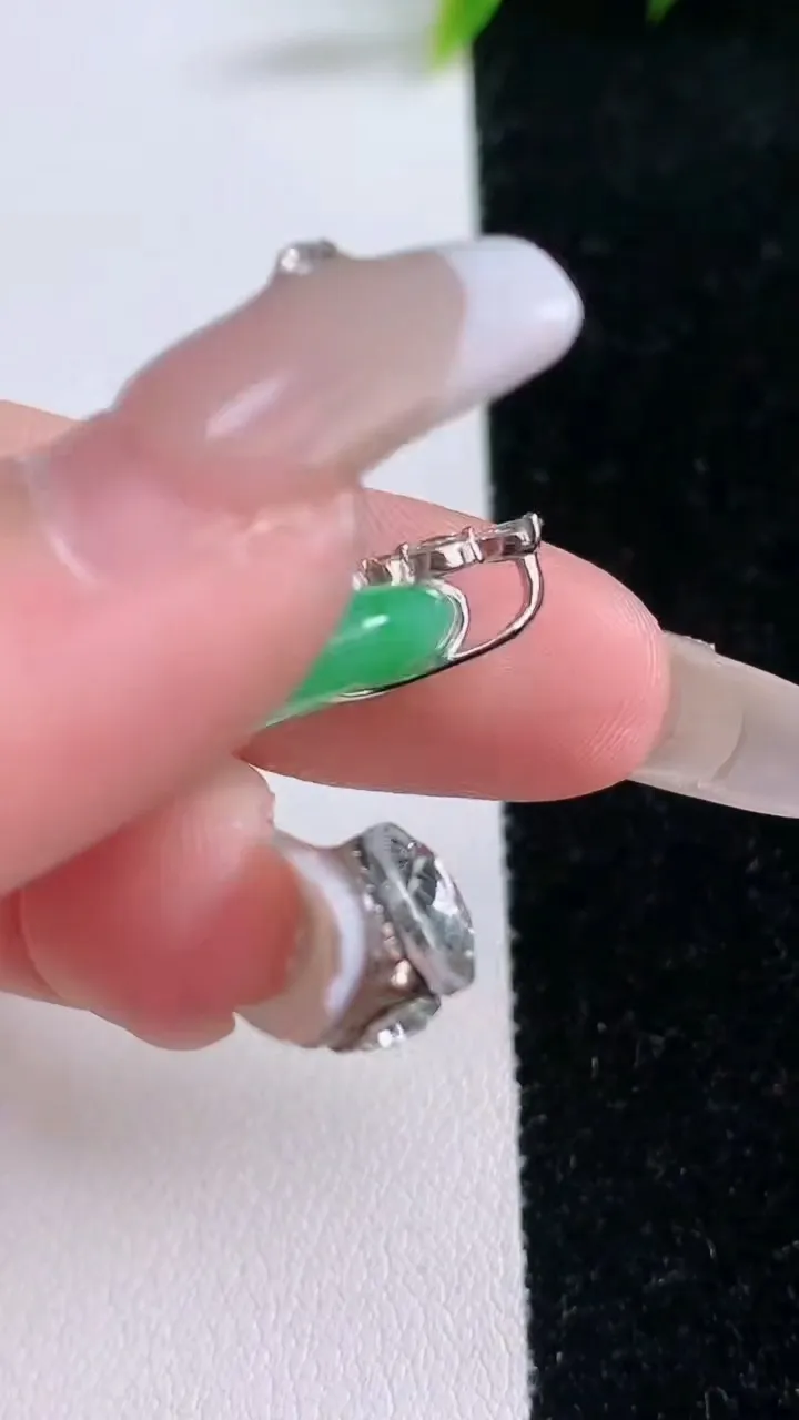 天然A货翡翠平安扣吊坠，尺寸17.5-4.2，重量:3.10g
1月29日
