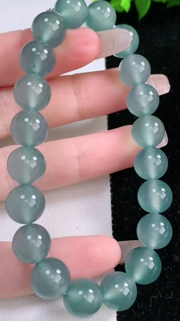 天然A货翡翠圆珠手串，尺寸9.8-20颗，重量:33.22g1月29日
工厂直销收藏佳品,种好水足，色泽均匀，有种有色，上手高大气！