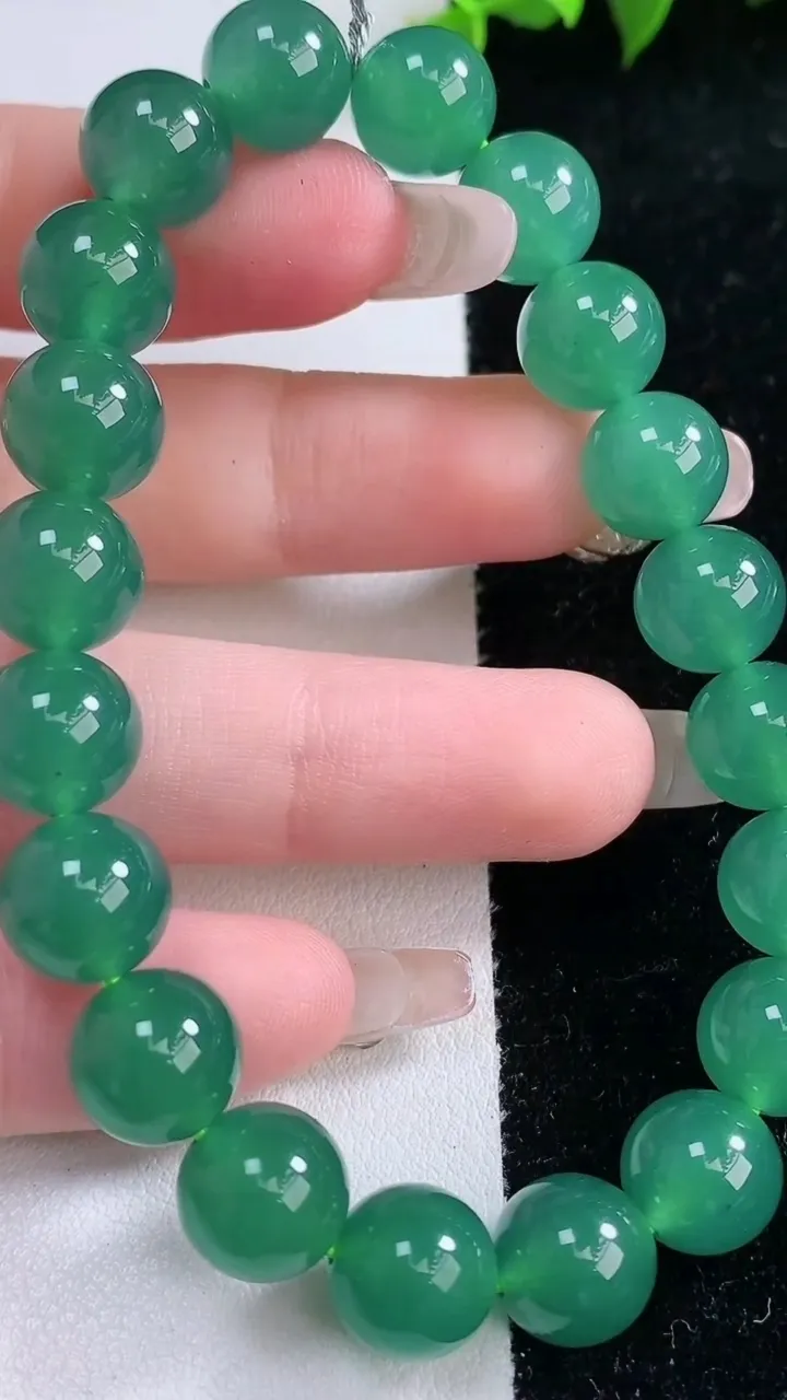 天然A货翡翠圆珠手串，尺寸10-20颗，重量:33.85g1月29日
工厂直销收藏佳品,种好水足，色泽均匀，有种有色，上手高大气！