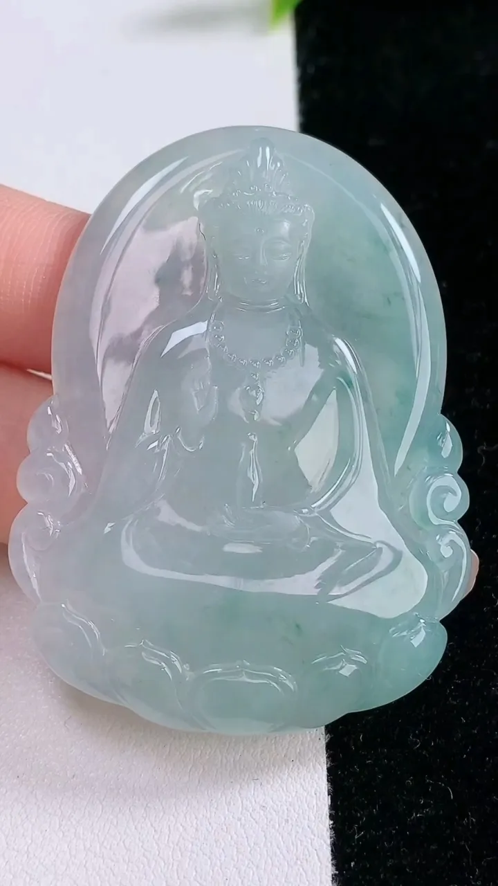 天然A货翡翠飘花观音菩萨吊坠，尺寸55-40.2-5.8，重量:27.20g
1月29日