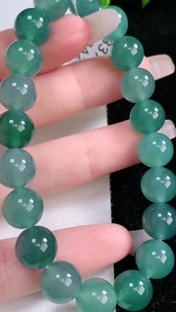 天然A货翡翠圆珠手串，尺寸9.6-20颗，重量:32.84g1月29日
工厂直销收藏佳品,种好水足，