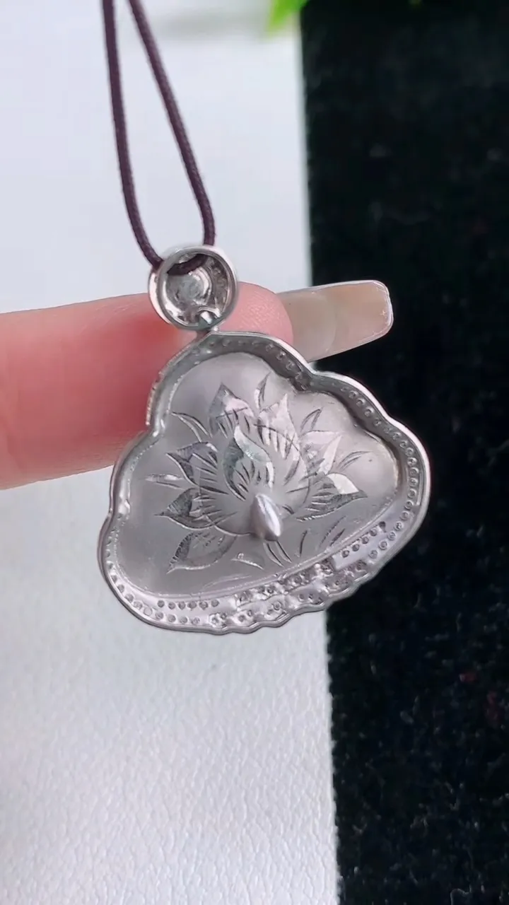 天然A货翡翠佛公吊坠，尺寸27-24-6，裸石17-21.7重量:4.42g
1月29日