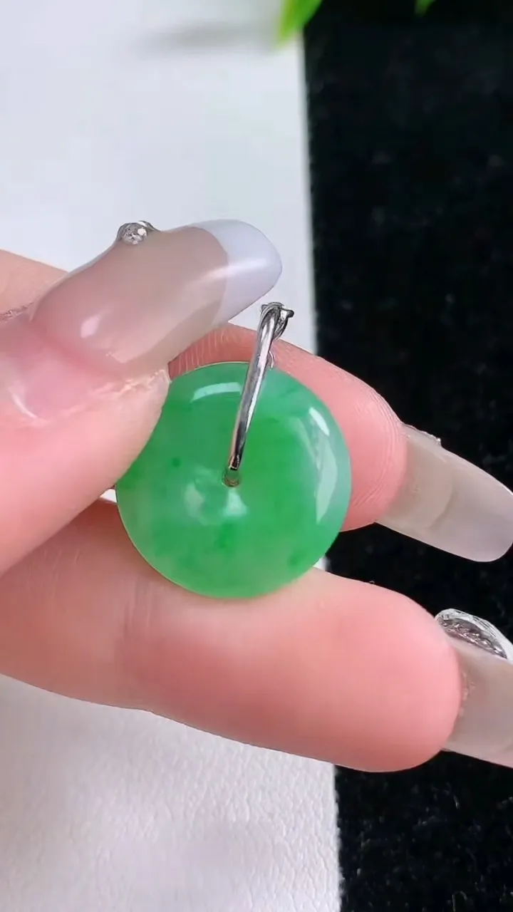 天然A货翡翠平安扣吊坠，尺寸17.5-4.2，重量:3.10g
1月29日