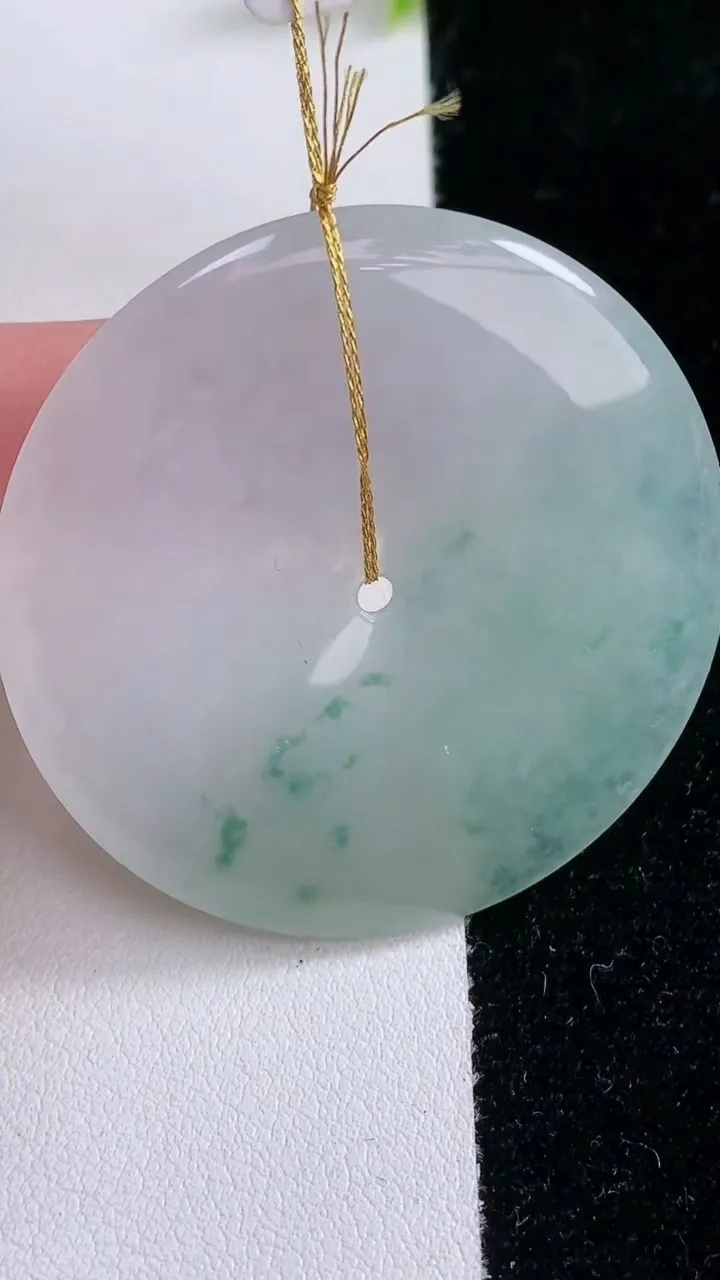 天然A货翡翠冰种飘花平安扣吊坠，尺寸45.3-5.5，重量:24.90g
1月29日