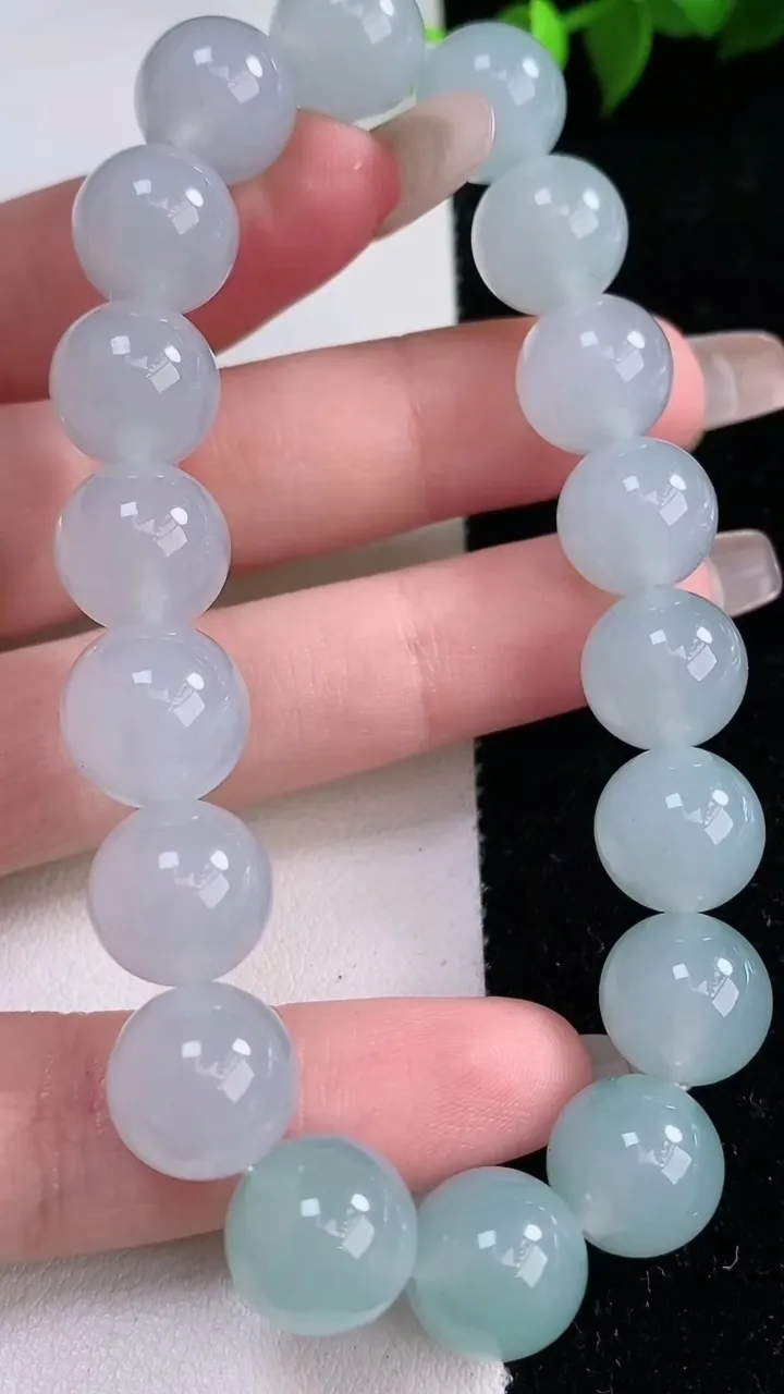 天然A货翡翠圆珠手串，尺寸11.3-18颗，重量:45.31g1月29日
工厂直销收藏佳品,种好水足