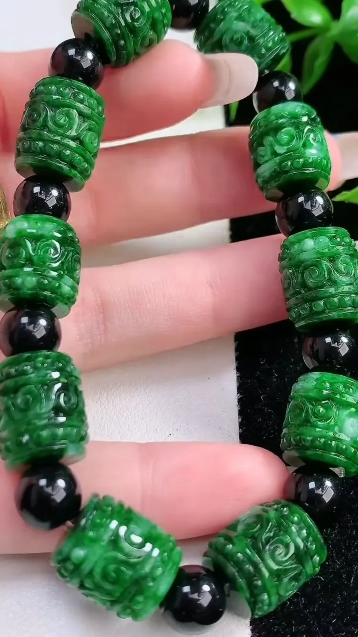 天然A货翡翠雕花路路通手串，尺寸13.2-11.6，重:44.16g1月29日
工厂直销收藏佳品,种好水足，色泽均匀，有种有色，上手高大气！