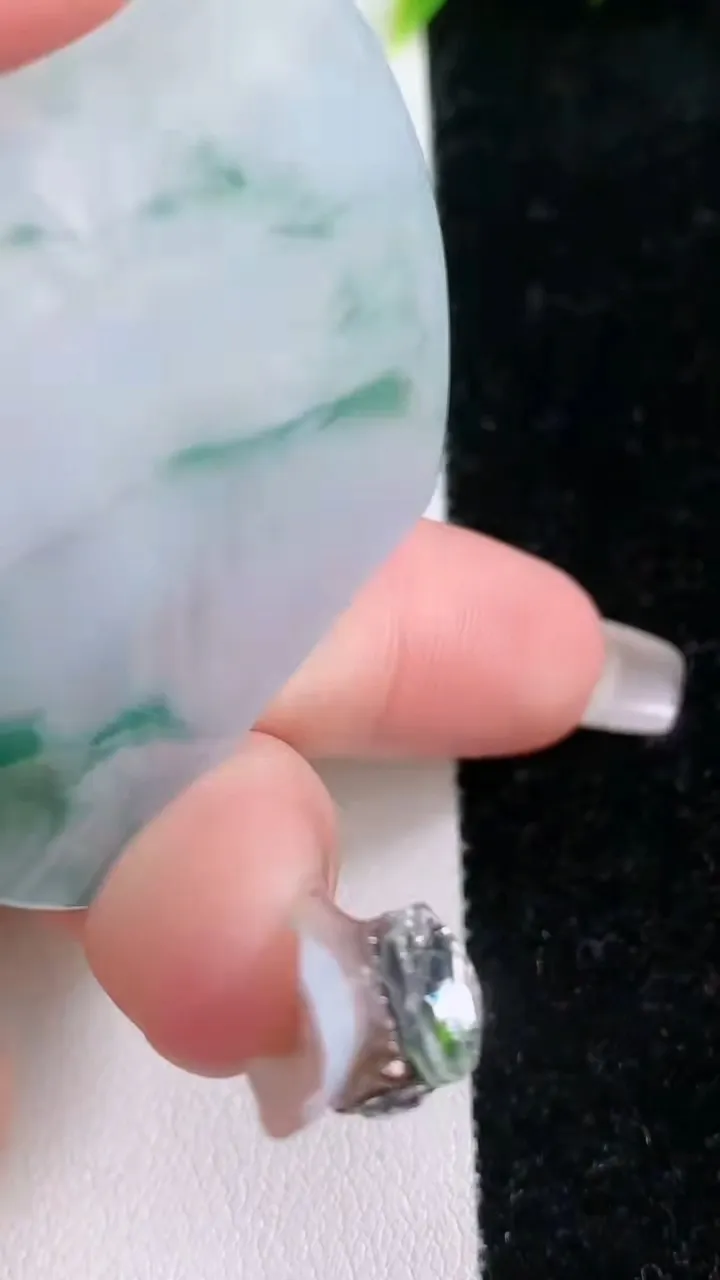 天然A货翡翠种飘花千手观音吊坠，尺寸49.6-39-5.2，重量:24.13g
1月29日