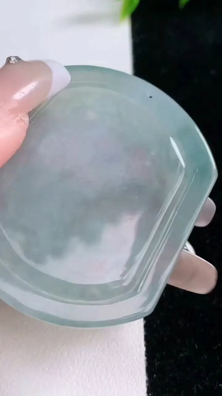 天然A货翡翠生肖猪吊坠，尺寸50.2-42.4-5.3，重量:26.01g
1月29日