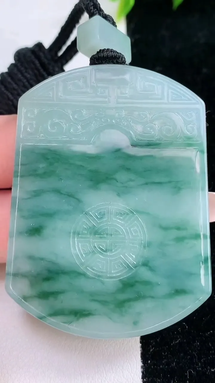 天然A货翡翠飘花仿古无事牌吊坠，尺寸55.5-41-5.7，重量:43.03g
1月29日
