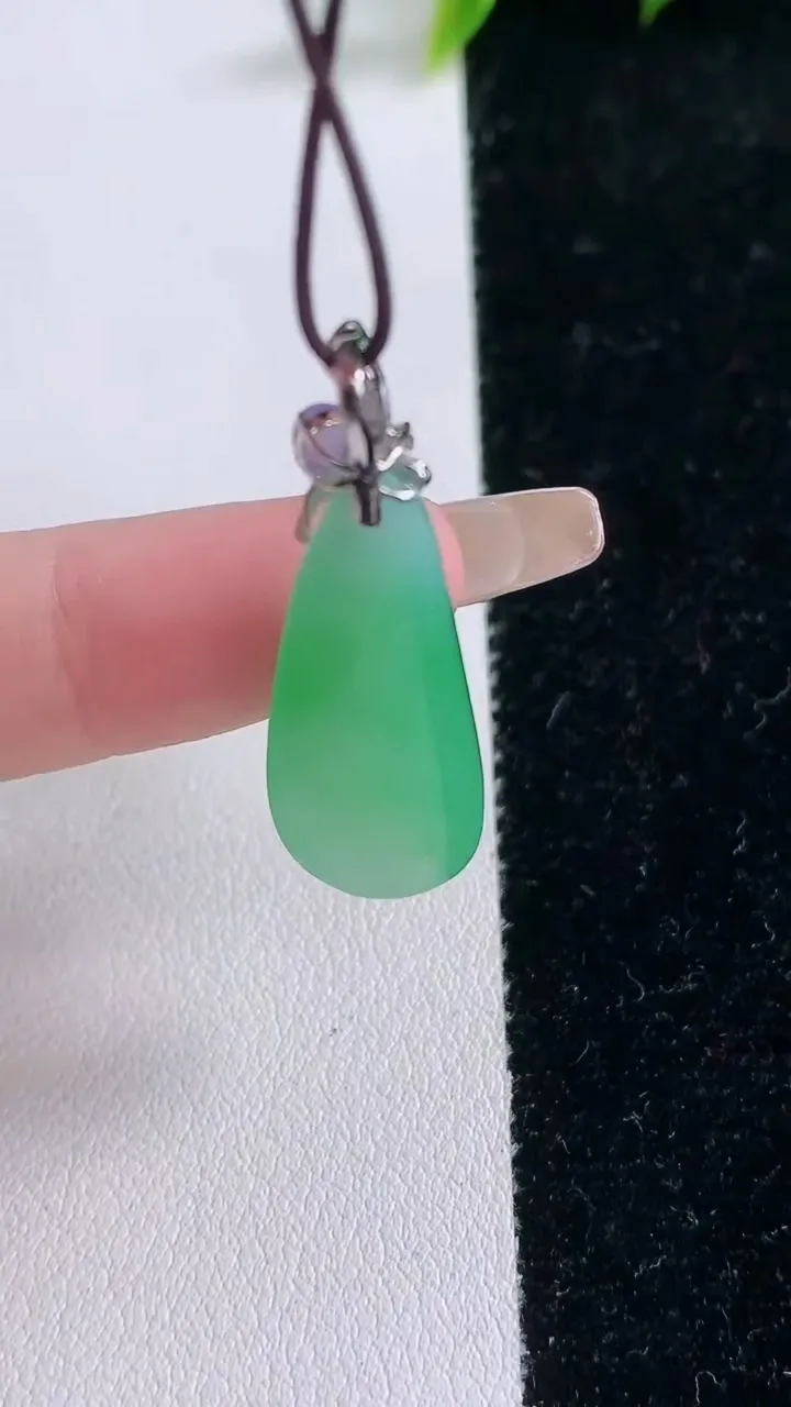 天然A货翡翠福瓜吊坠，尺寸27-11.8-5.8，重量:4.22g
1月29日