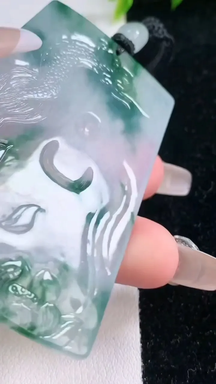 天然A货翡翠种飘花祥龙大势至菩萨吊坠，尺寸69.2-43.2-5.4，重量:44.86g
1月29日