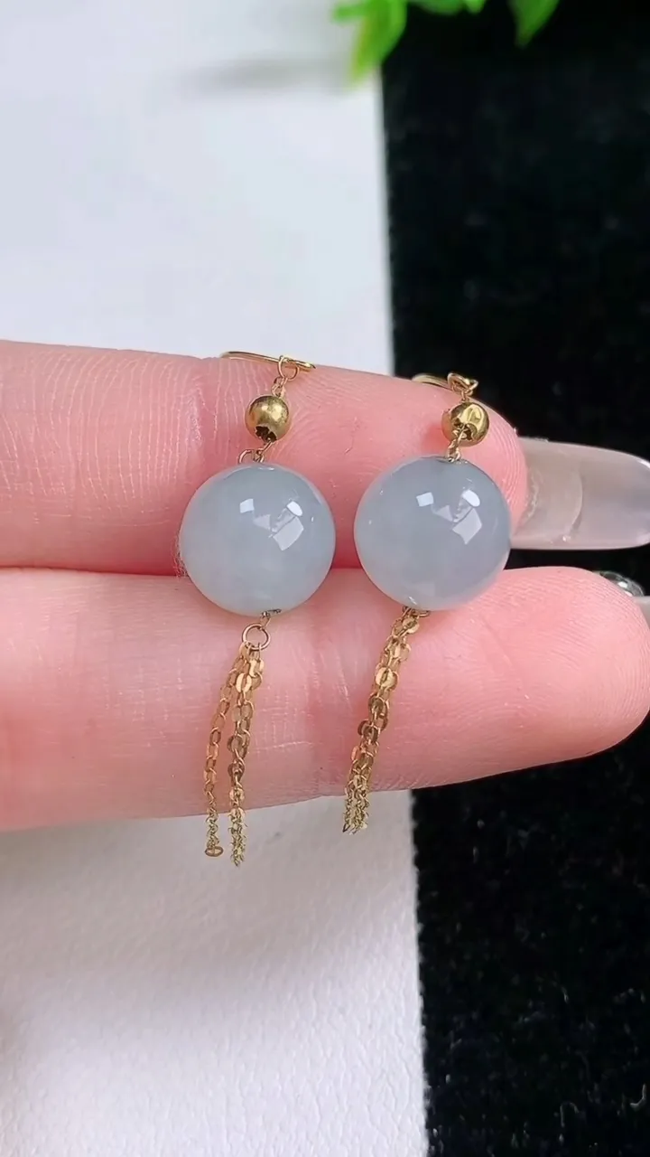 天然A货翡翠圆珠耳坠，尺寸10，重量:3.89g1月29日
工厂直销收藏佳品,种好水足，色泽均匀，有种有色，上手高大气！