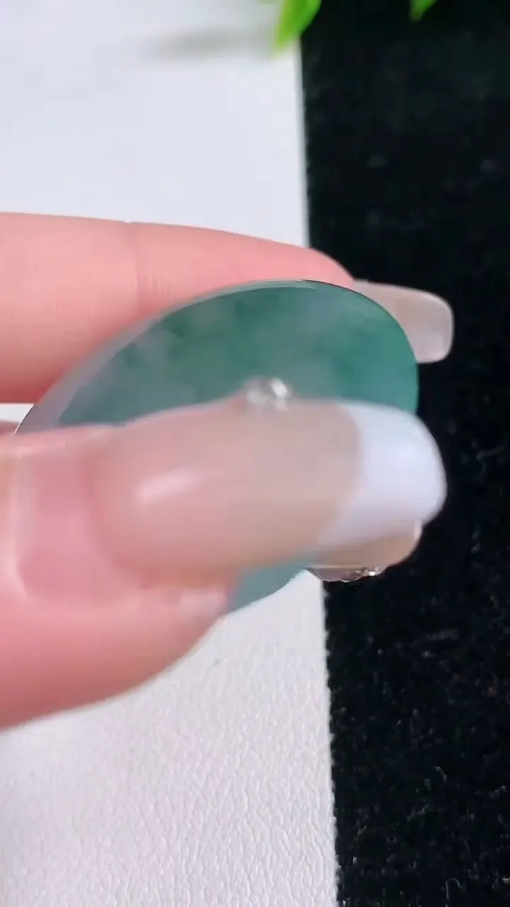 天然A货翡翠冰种飘花平安扣吊坠，尺寸34.8-5.6，重量:15.37g
1月29日