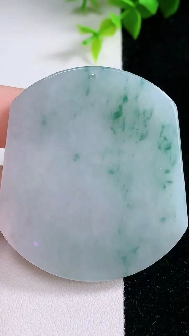 天然A货翡翠飘花生肖马吊坠，尺寸54-47.6-5，重量:32.84g
1月29日