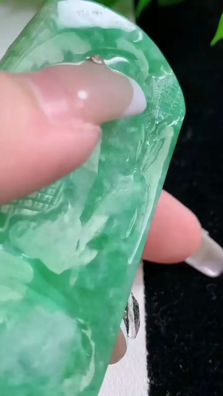 天然A货翡翠山水牌吊坠，尺寸65-41-13，重:65.07g
1月29日