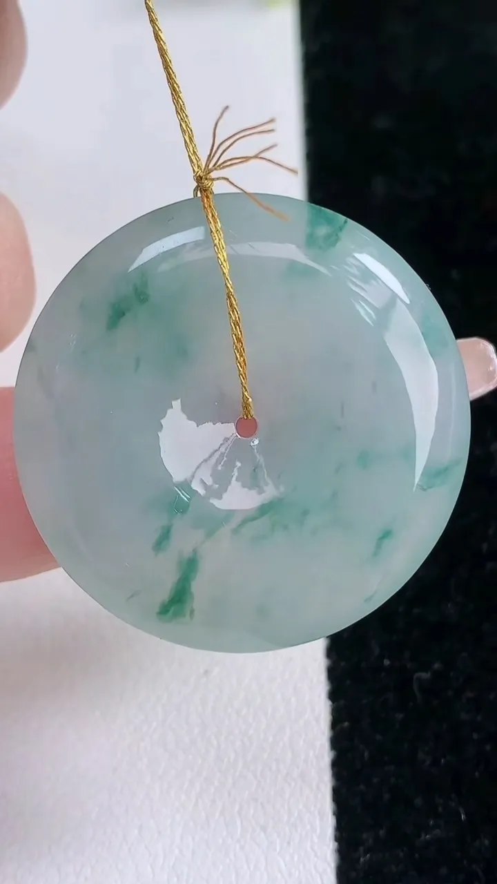 天然A货翡翠冰种飘花平安扣吊坠，尺寸33-5.3，重量:13.17g
1月29日