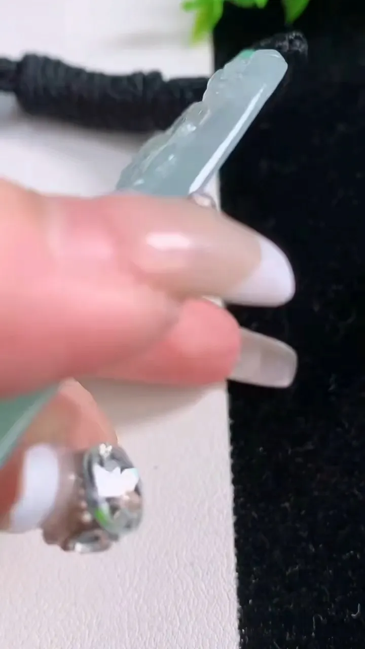 天然A货翡翠大日如来吊坠，尺寸68.3-42-5.2，重量:41.33g
1月29日