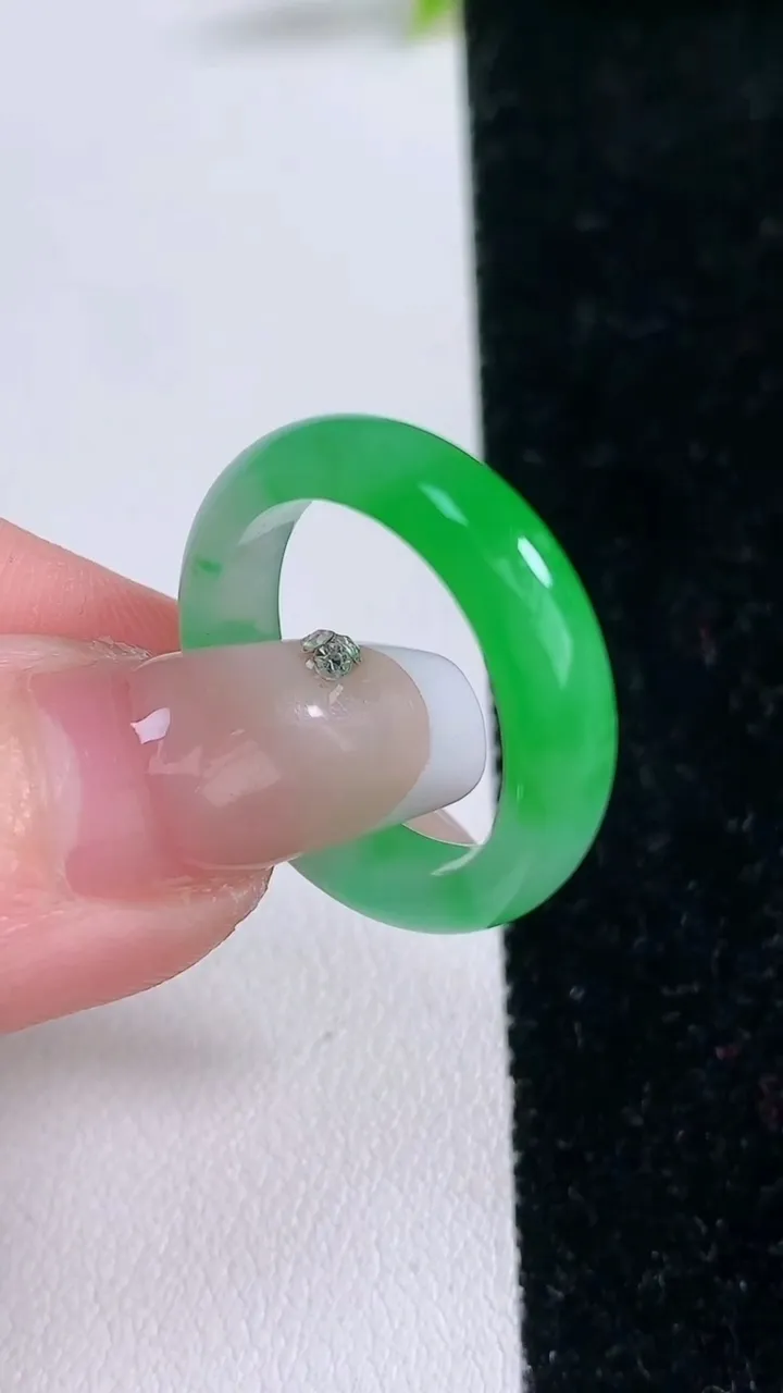 天然A货翡翠指环戒指，尺寸18.5-5.3-3，重量:3.52g2026年1月29日
工厂直销收藏佳品,种好水足，色泽均匀，有种有色，上手高大气！