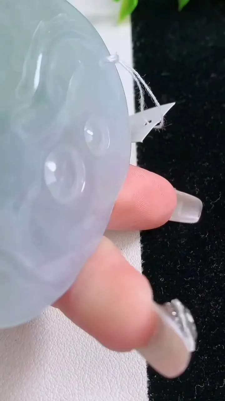 天然A货翡翠普贤菩萨吊坠，尺寸66.6-50-5.2，重量:46.54g
1月29日