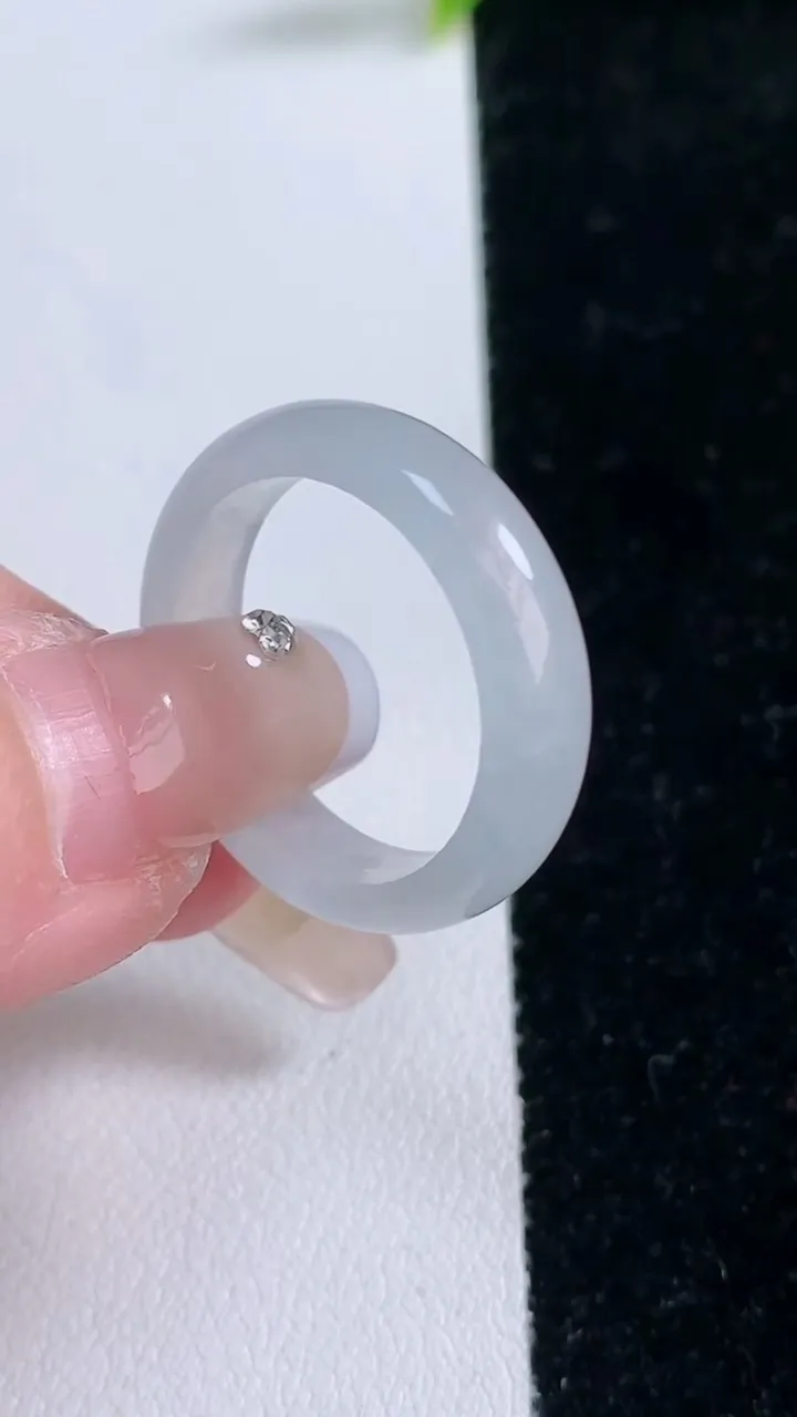 天然A货翡翠指环戒指，尺寸20-5.7-3，重量:3.89g2026年1月29日
工厂直销收藏佳品,种好水足，色泽均匀，有种有色，上手高大气！