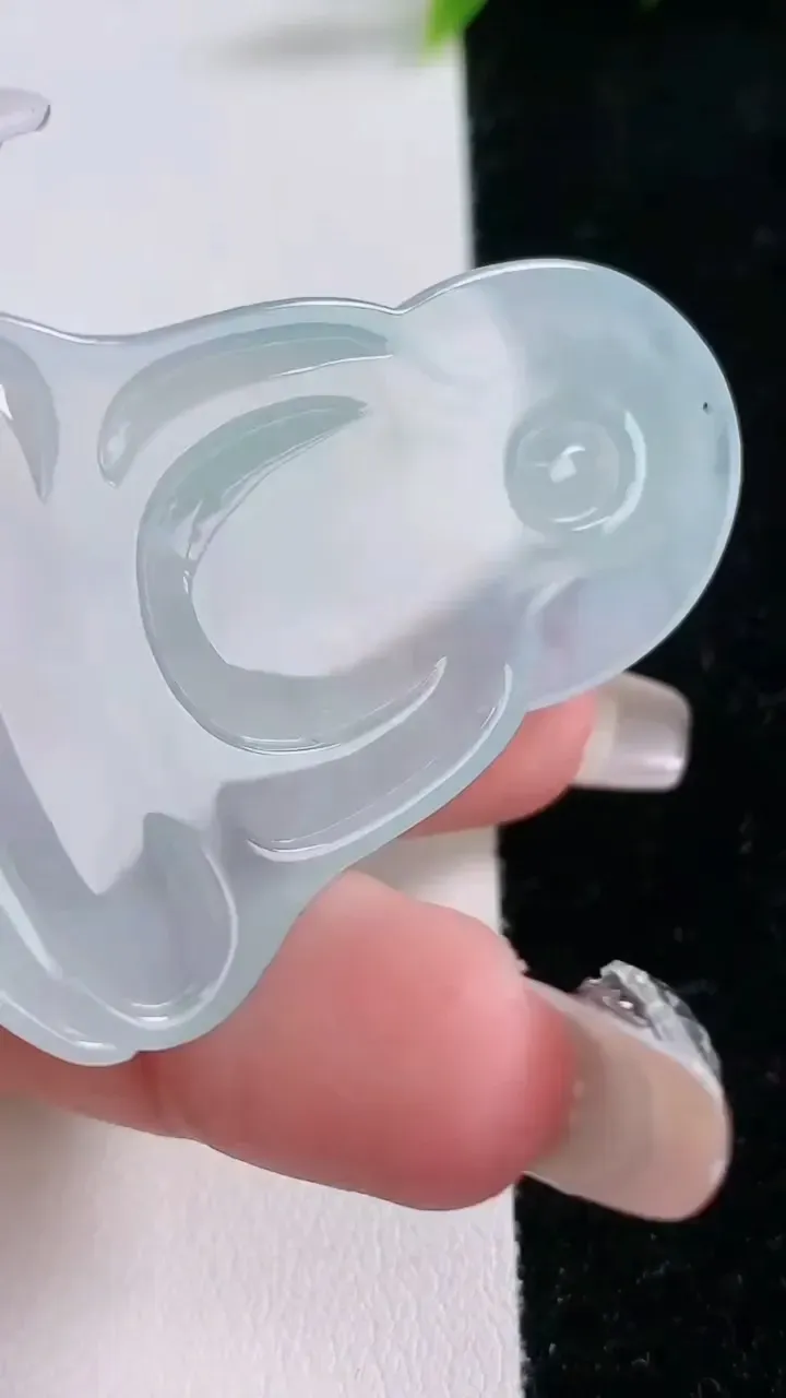 天然A货翡翠观音菩萨吊坠，尺寸53.4-34.6-5.7，重量:18.99g
1月29日