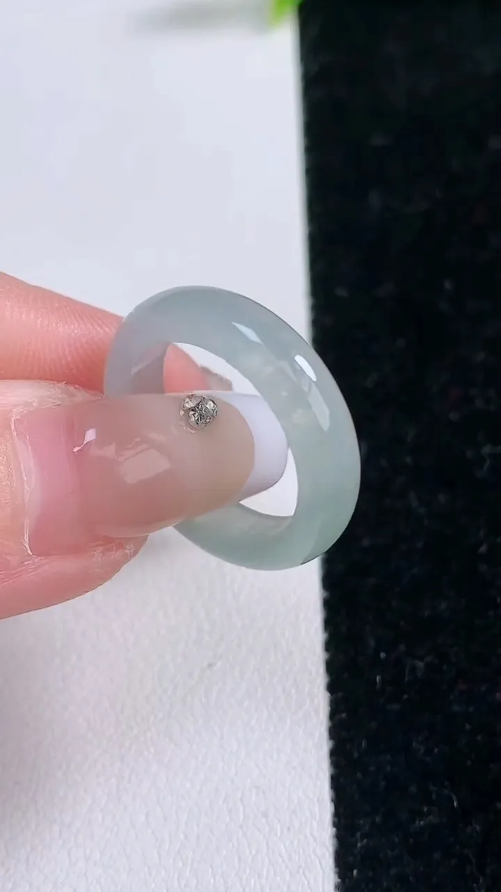 天然A货翡翠指环戒指，尺寸17.3-5-3.2，重量:3.11g2026年1月29日
工厂直销收藏佳