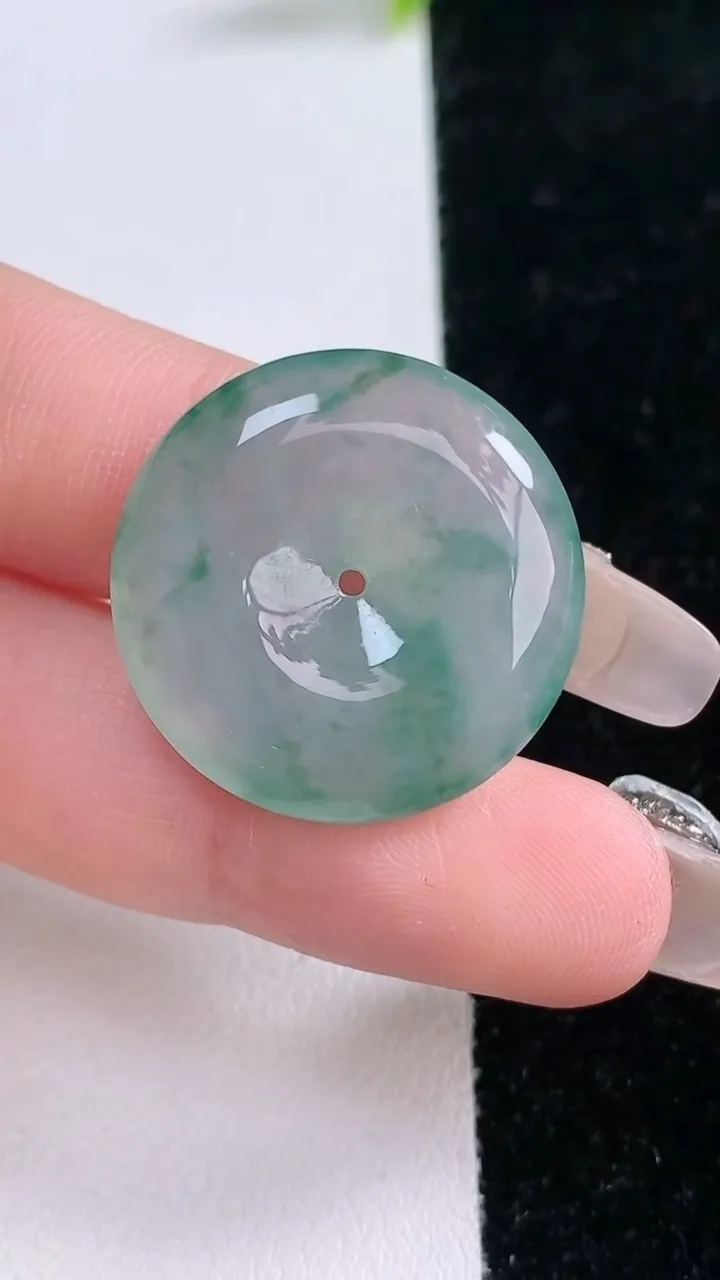 天然A货翡翠冰种飘花平安扣吊坠，尺寸24.7-5.3，重量:7.45g
1月29日