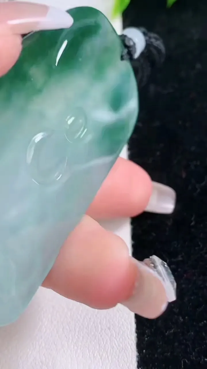 天然A货翡翠阿弥陀佛吊坠，尺寸64.8-37-4.6，重量:31.53g
1月29日