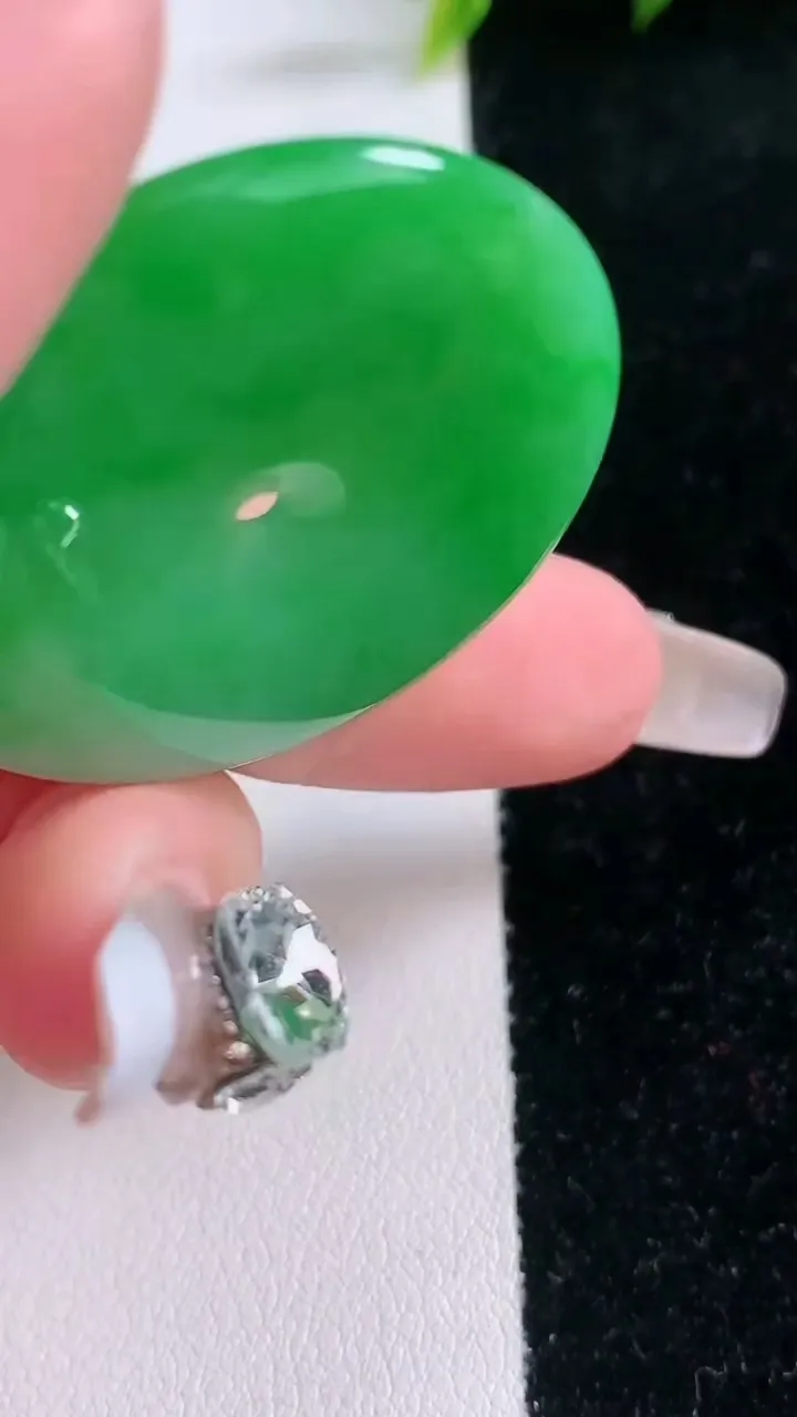 天然A货翡翠平安扣吊坠，尺寸35.7-4.8，重量:13.56g
1月29日