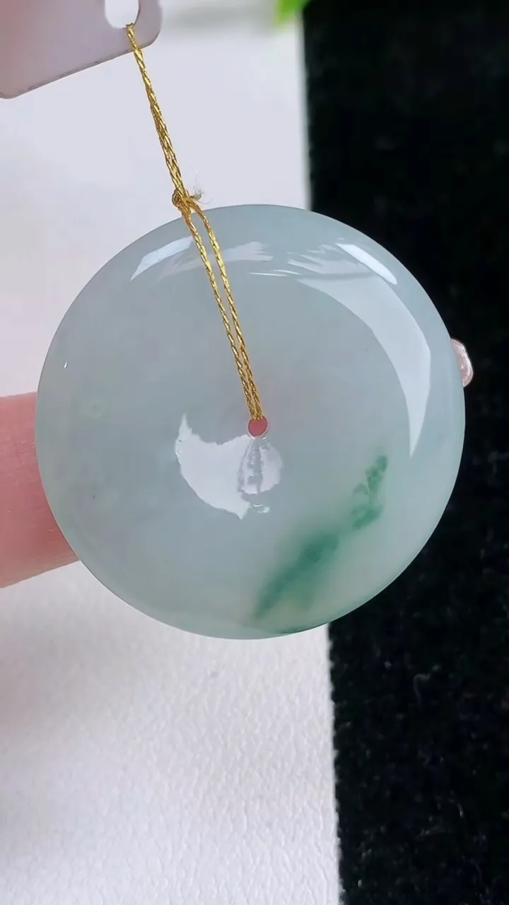 天然A货翡翠飘花平安扣吊坠，尺寸32-4.8，重量:11.92g
1月29日