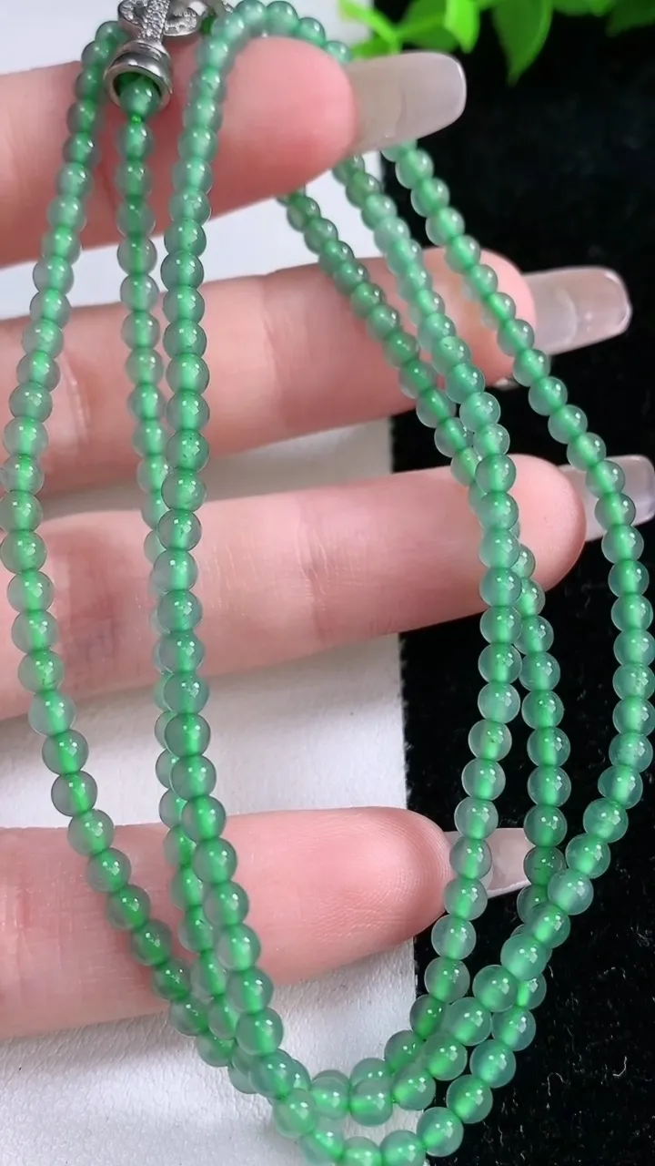 天然A货翡翠小米珠项链，尺寸3.2，重量:12.89g1月29日
工厂直销收藏佳品,种好水足，色泽均匀，有种有色，上手高大气！